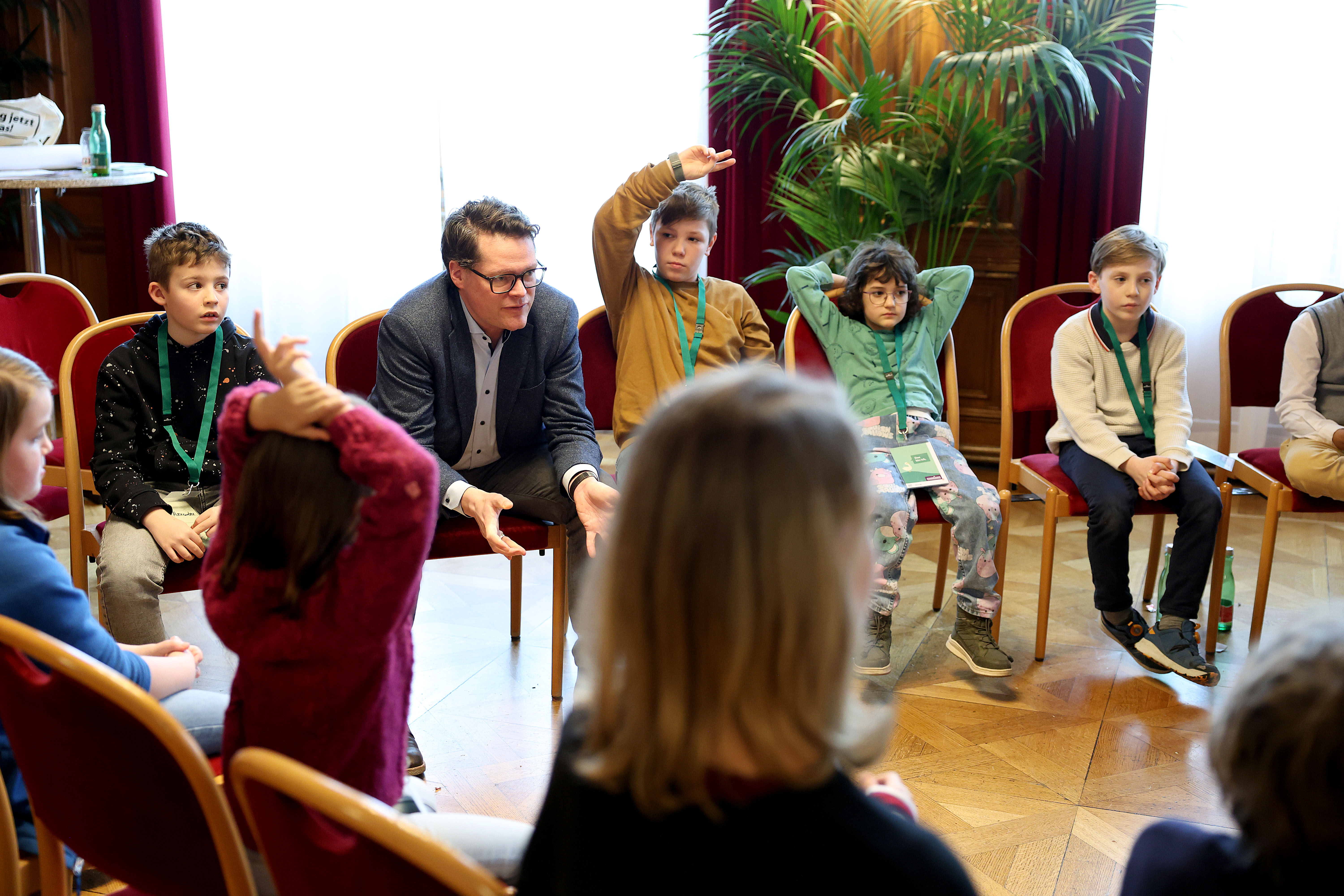 . Il parlamento per bambini e giovani incontra la politica urbana nel municipio .