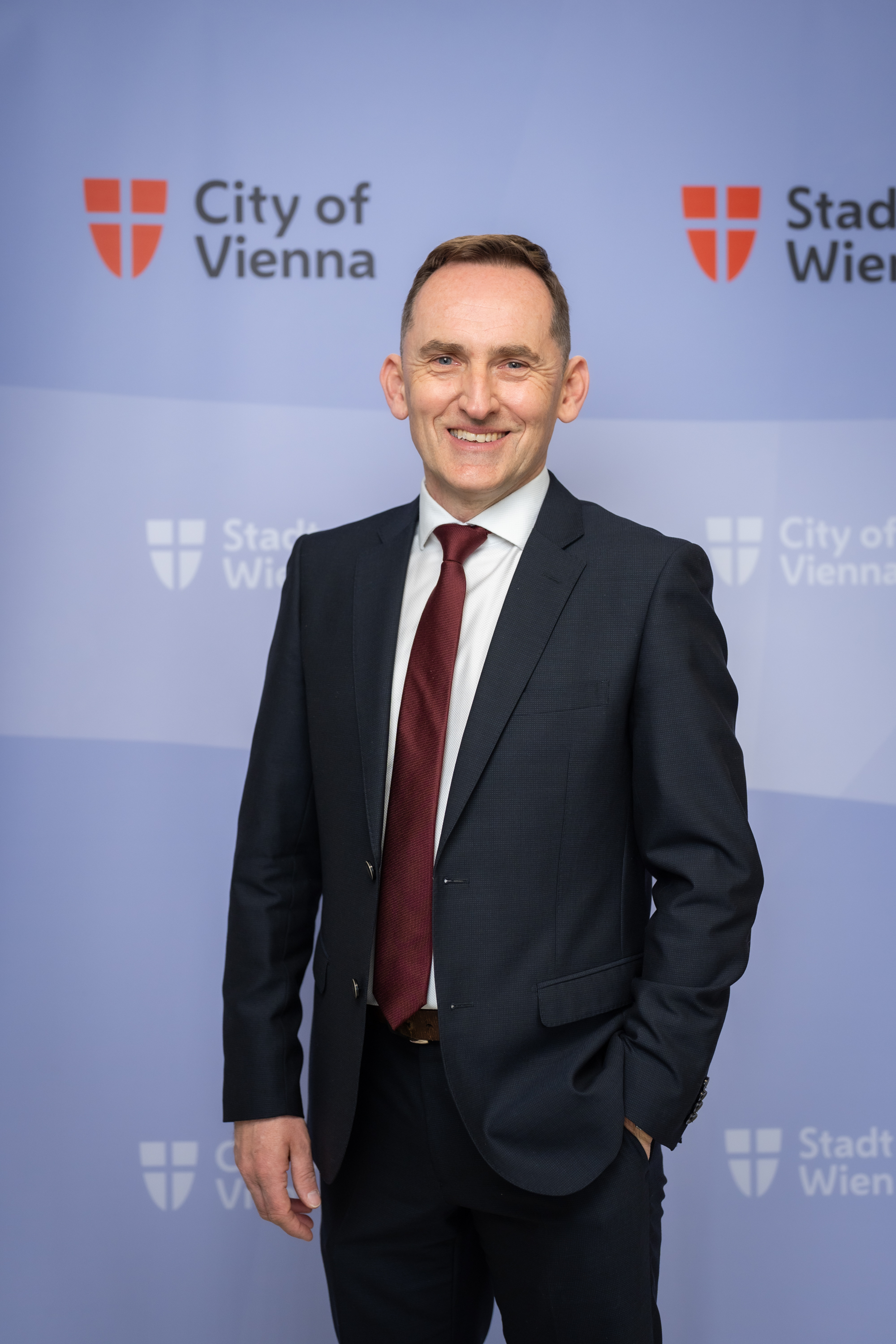 . City of Vienna Wolfgang Stritsn Leads Department per Bruecke e Basic Construction .