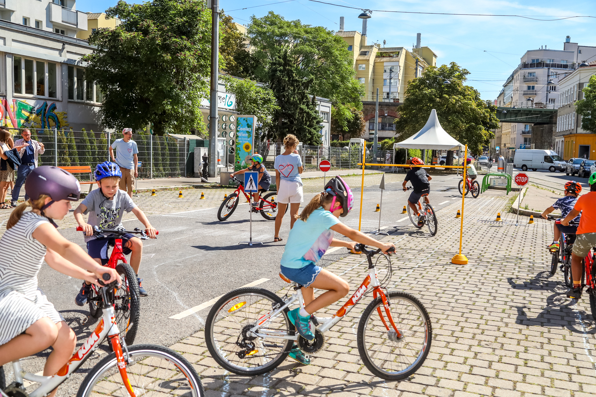 . Mobilitaet produce corsi di ciclismo gratuiti per la scuola e seminari per i percorsi scolastici per i bambini delle scuole elementari a Vienna .