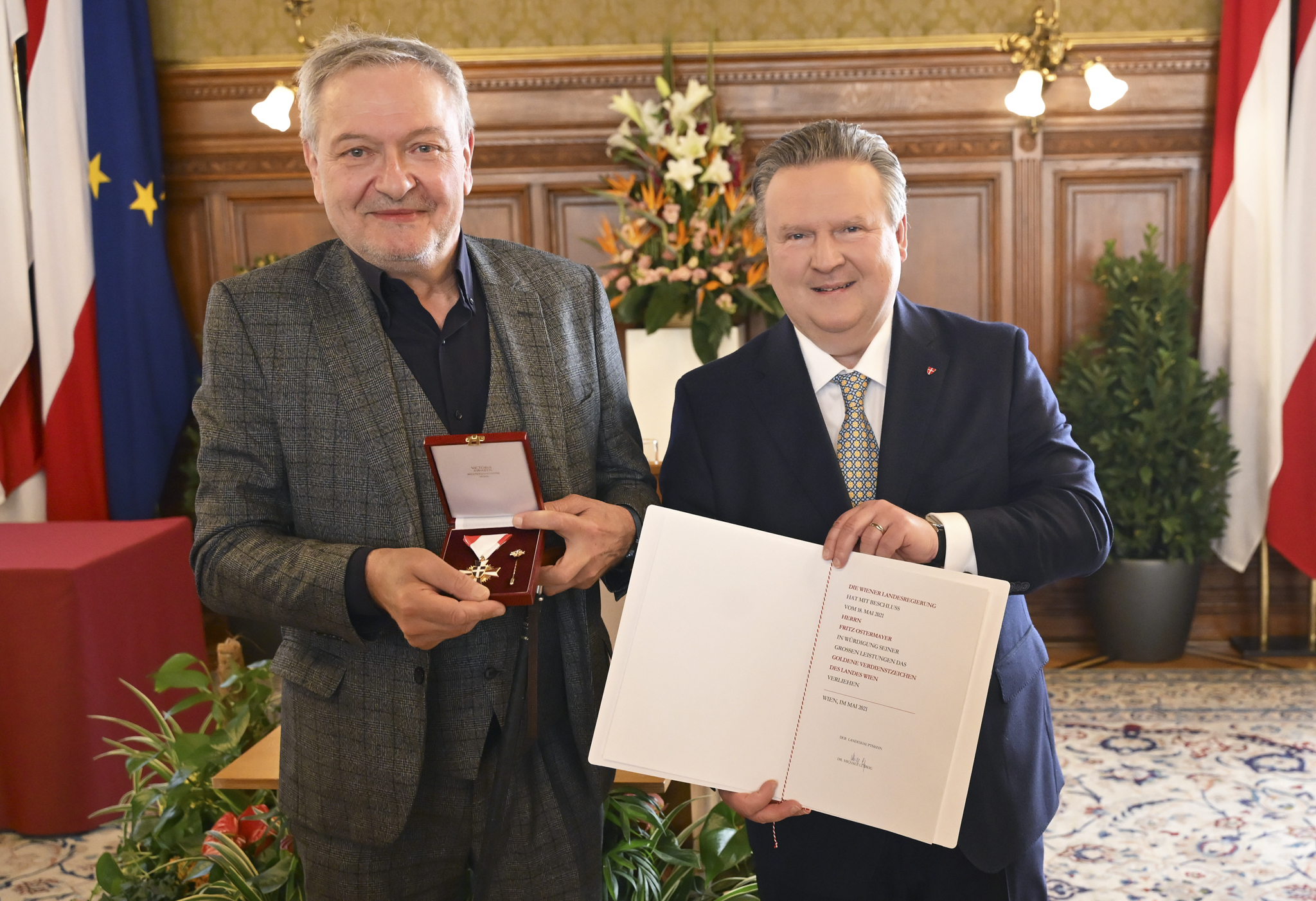 . Il sindaco Ludwig ha presentato segni d'oro degli utili a Fritz Ostermayer .