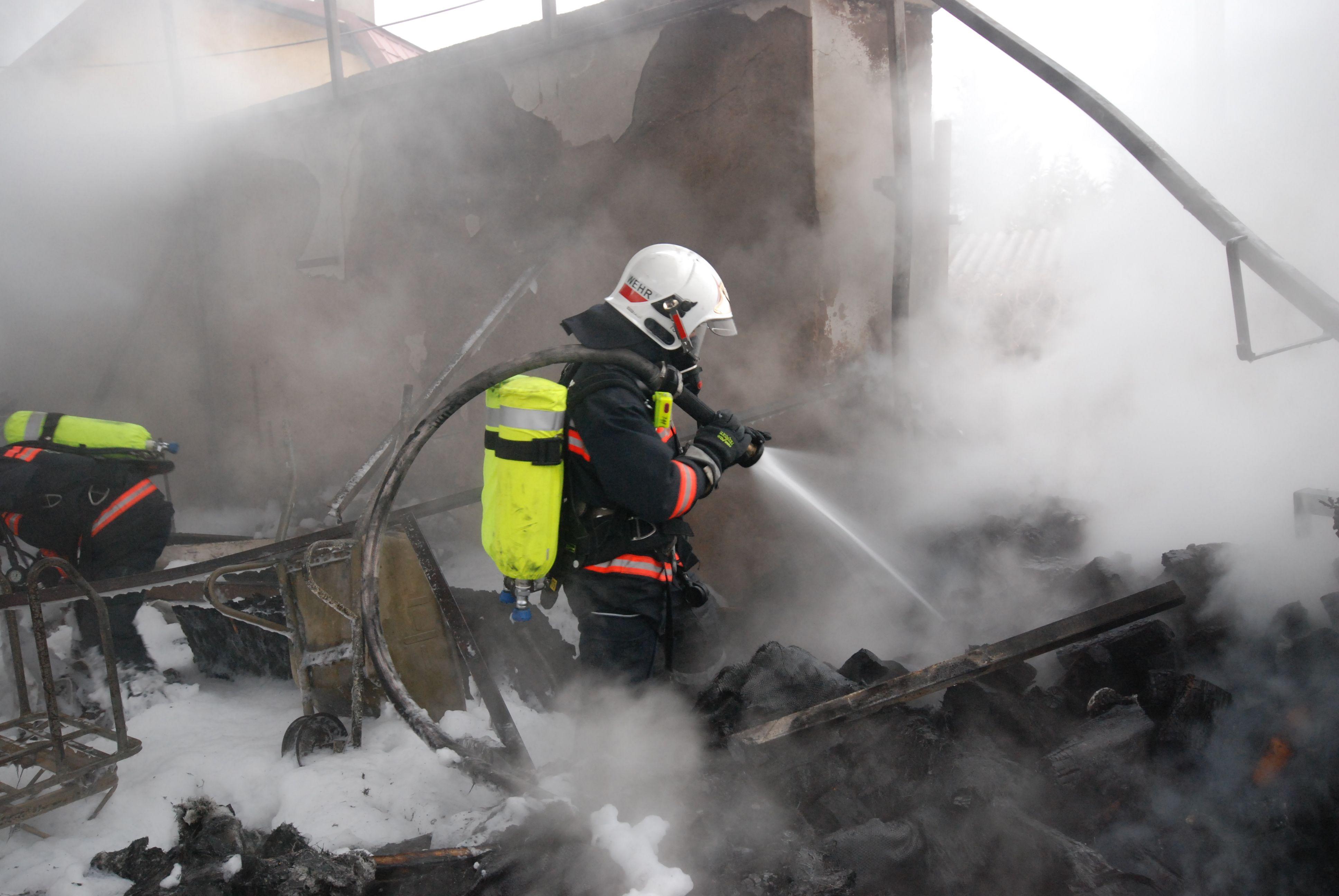 . Vigili del fuoco che spengono l'incendio .