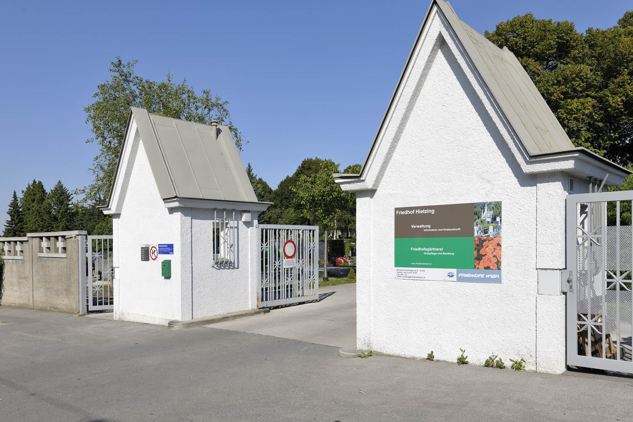 . Ingresso del cimitero di Hietzingen .