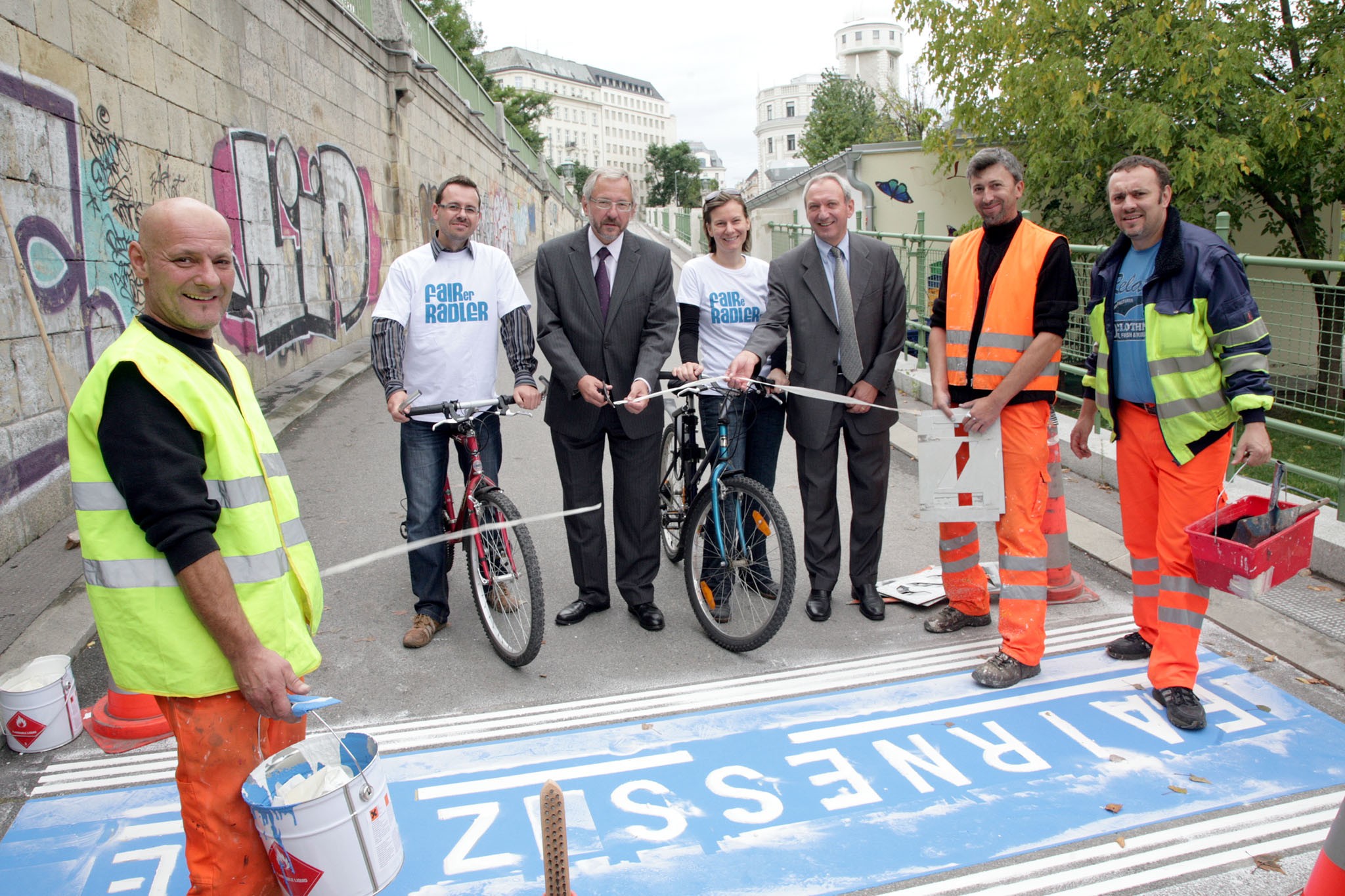 . Schicker apre un box per il servizio biciclette gratuito presso il bar sulla spiaggia Herrmann  con la formazione FahrSicherRad .