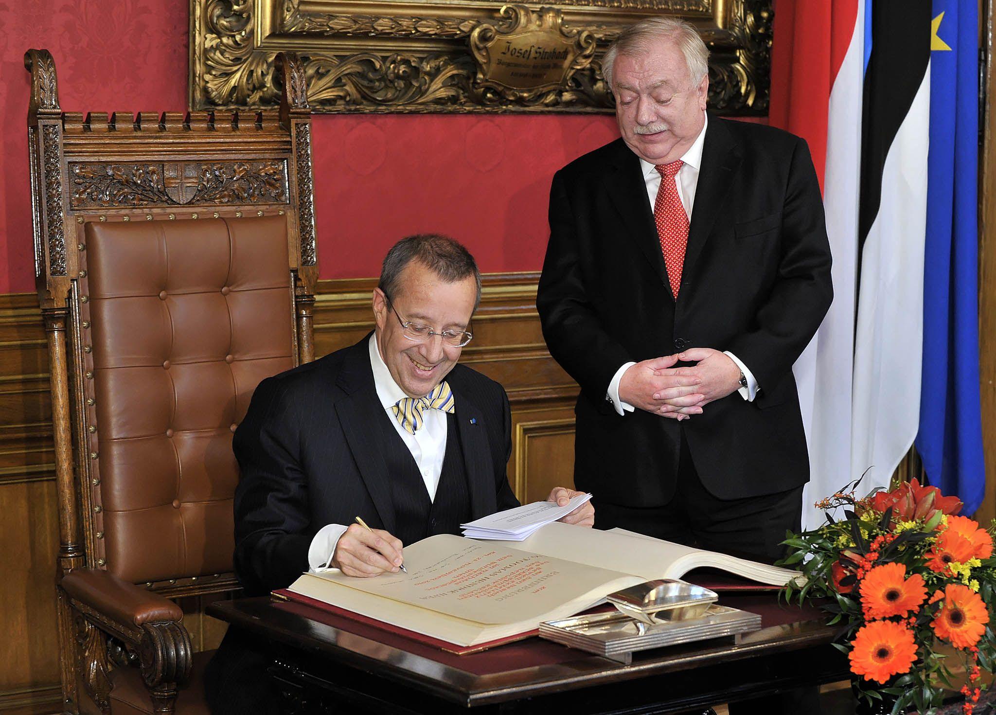 . Il Presidente della Repubblica d'Estonia ha firmato il Libro d'Oro della Città di Vienna .