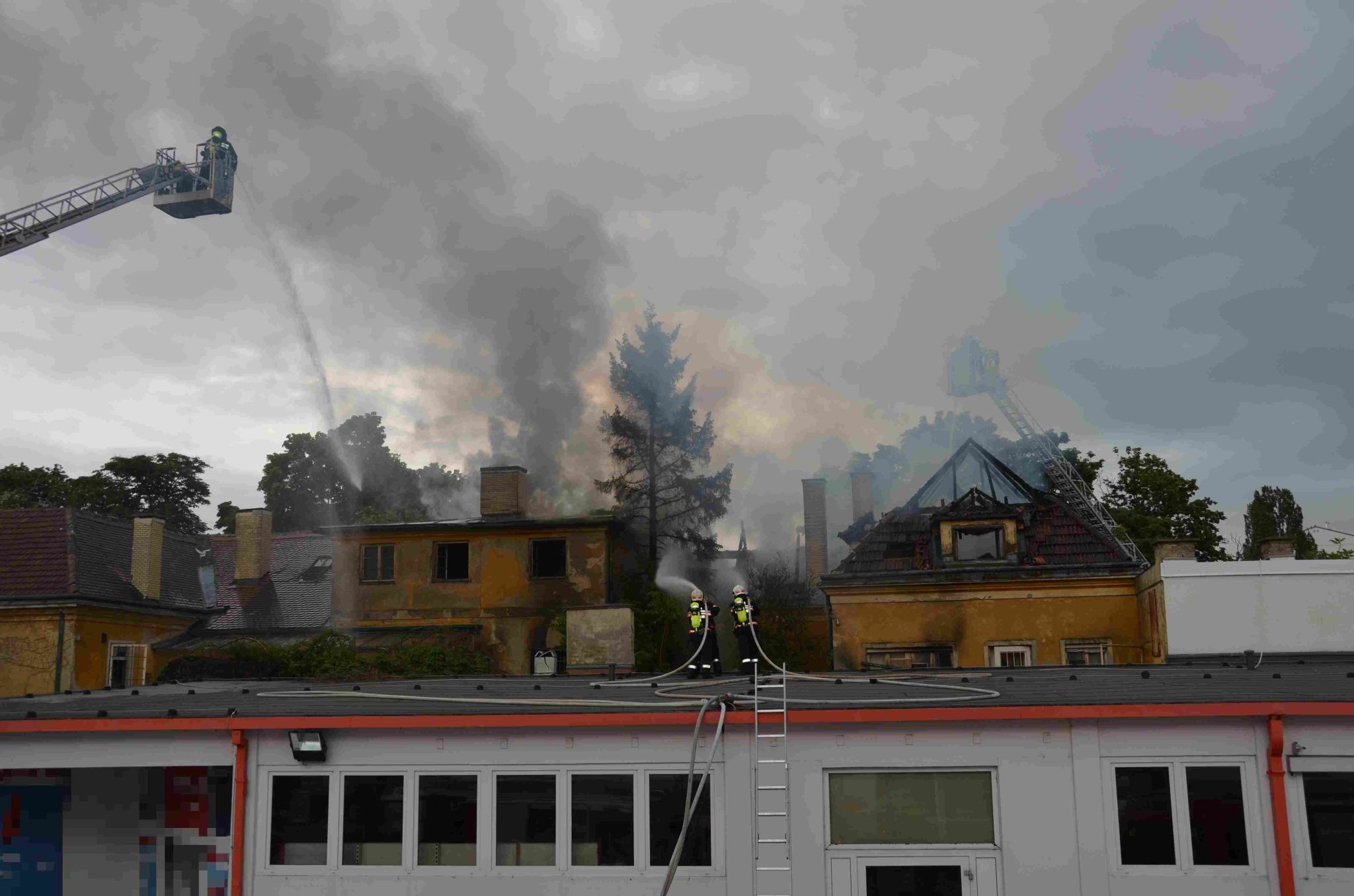 Archivmeldung Feuerwehr Dachbrand In Döbling Löst Alarmstufe 2 Aus Presse Service 3586