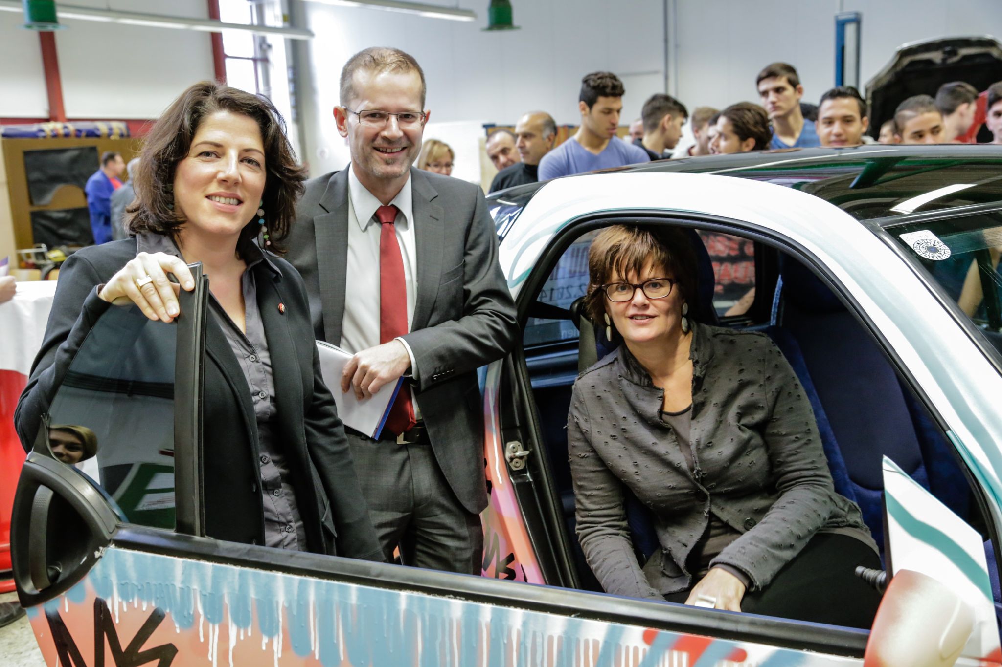 . Ragazze intelligenti con la benzina nel sangue .