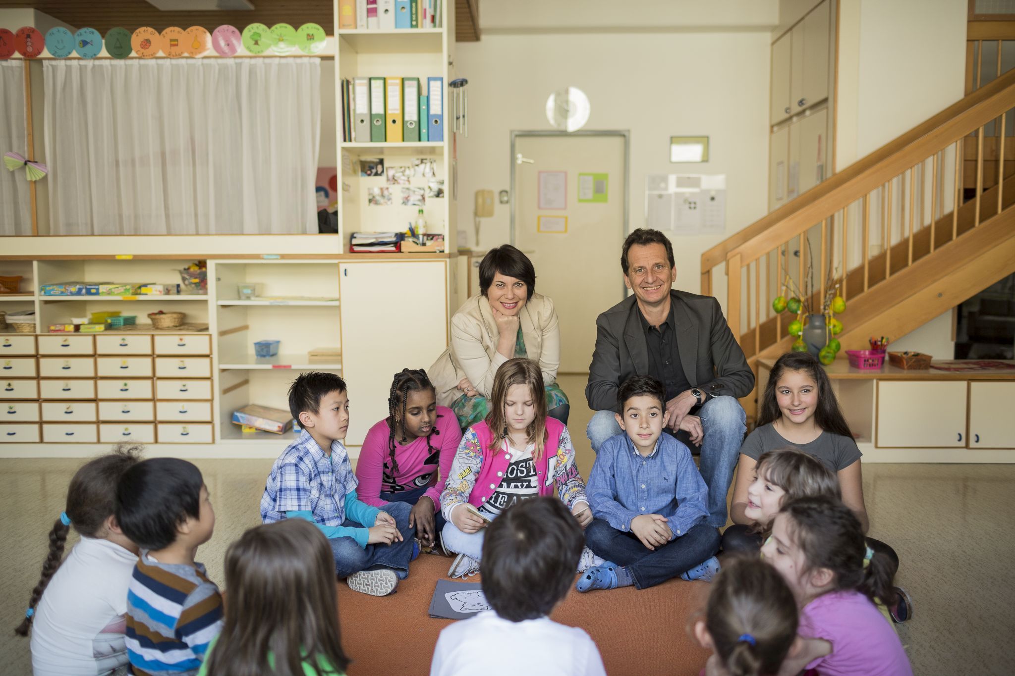 .  I bambini della scuola elementare leggono ai bambini dell'asilo” con Oxonitsch e Brandsteidl .