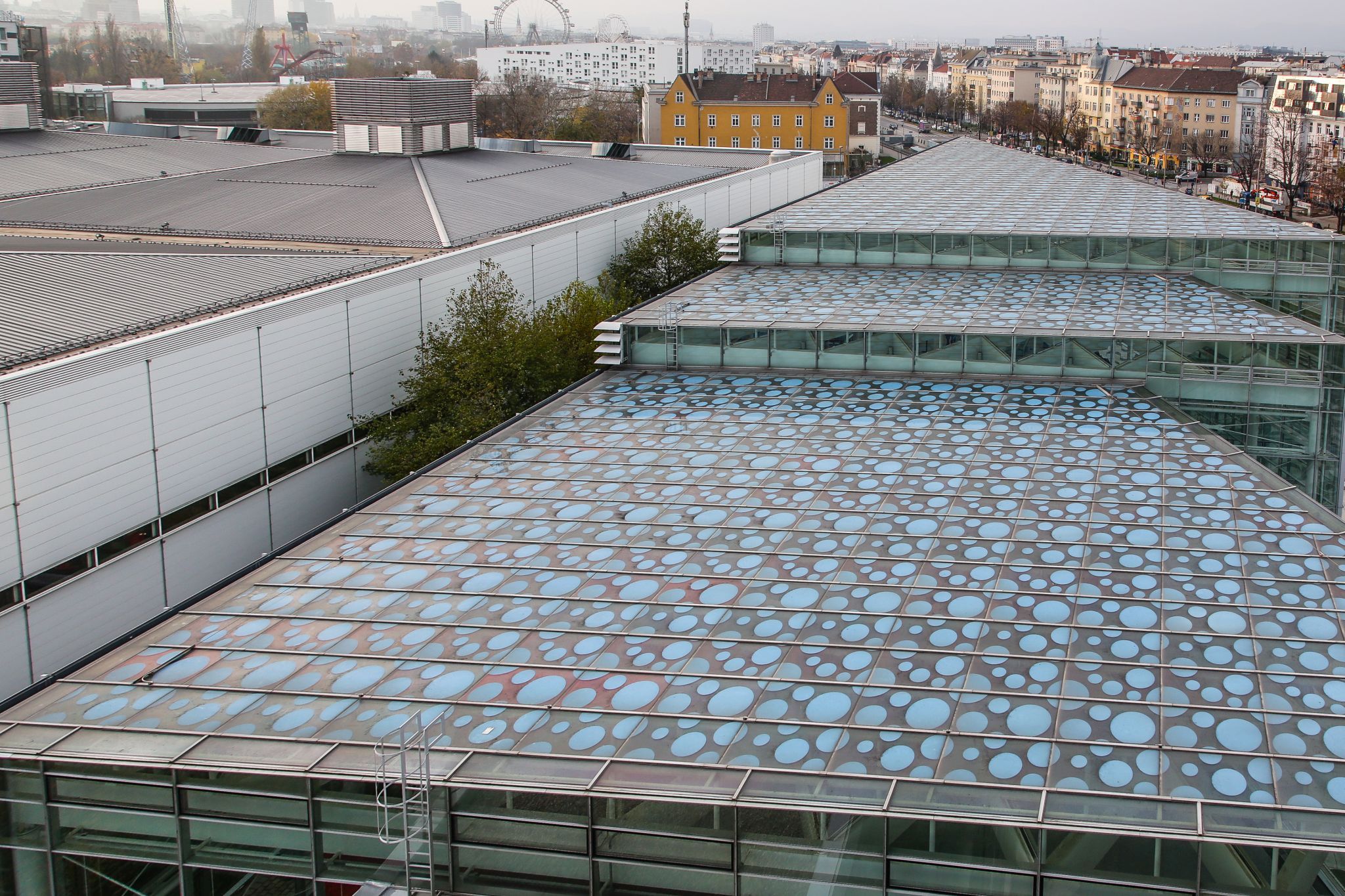 . Messe Wien  Bacino d'acqua gigante sotto il padiglione A .