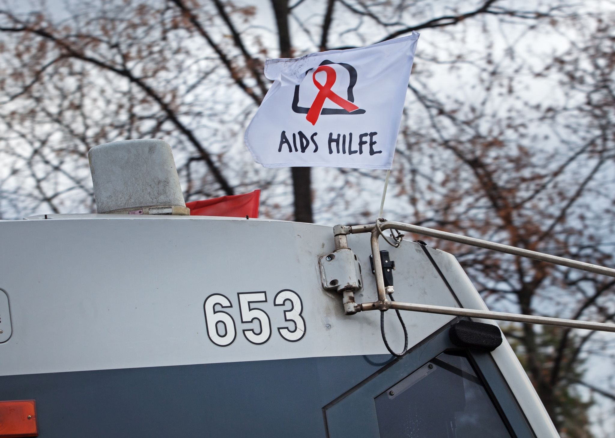 . I tram delle Wiener Linien sventolano la bandiera della lotta contro l'AIDS .