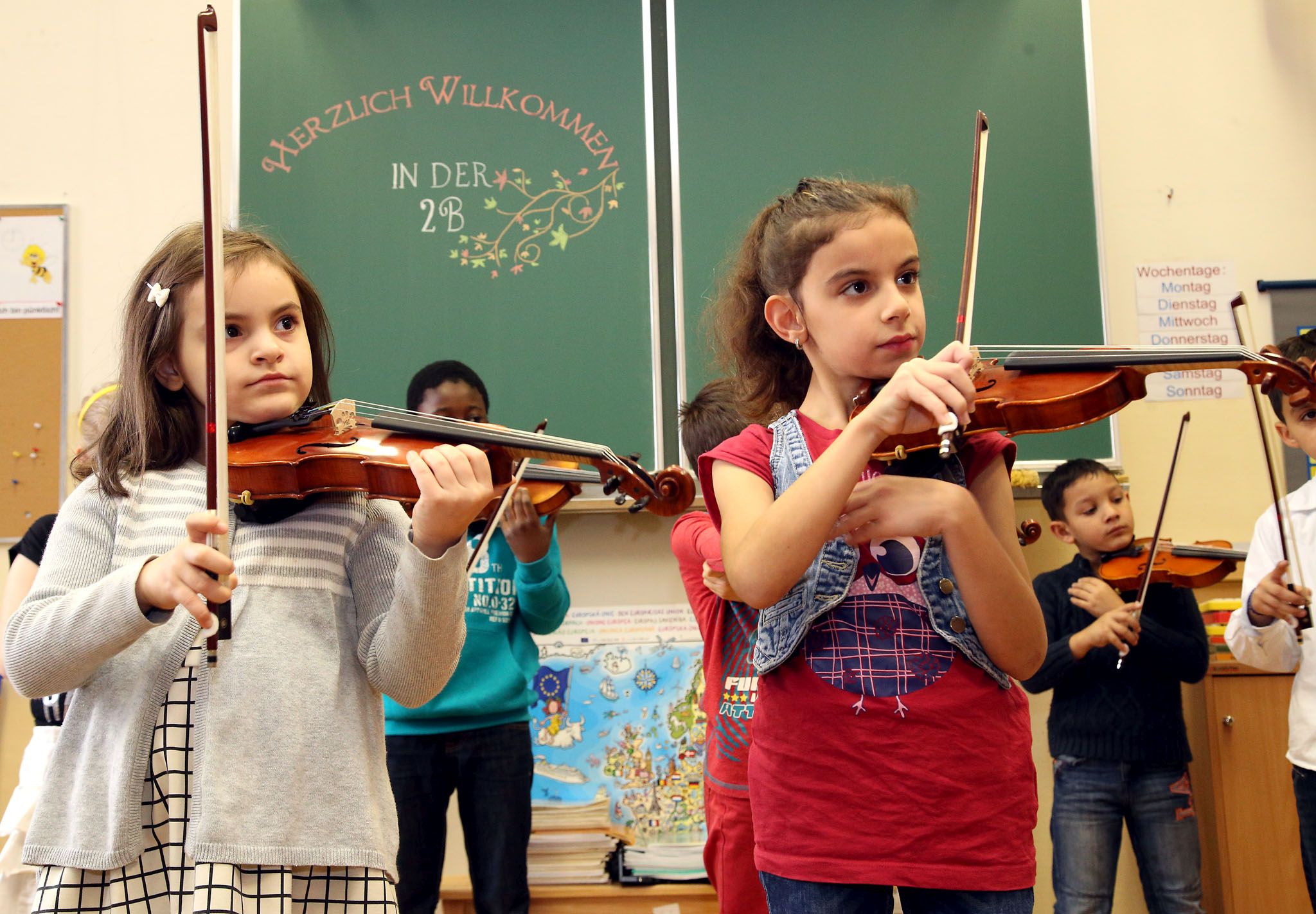 . Bambini delle scuole elementari con violini e Co .