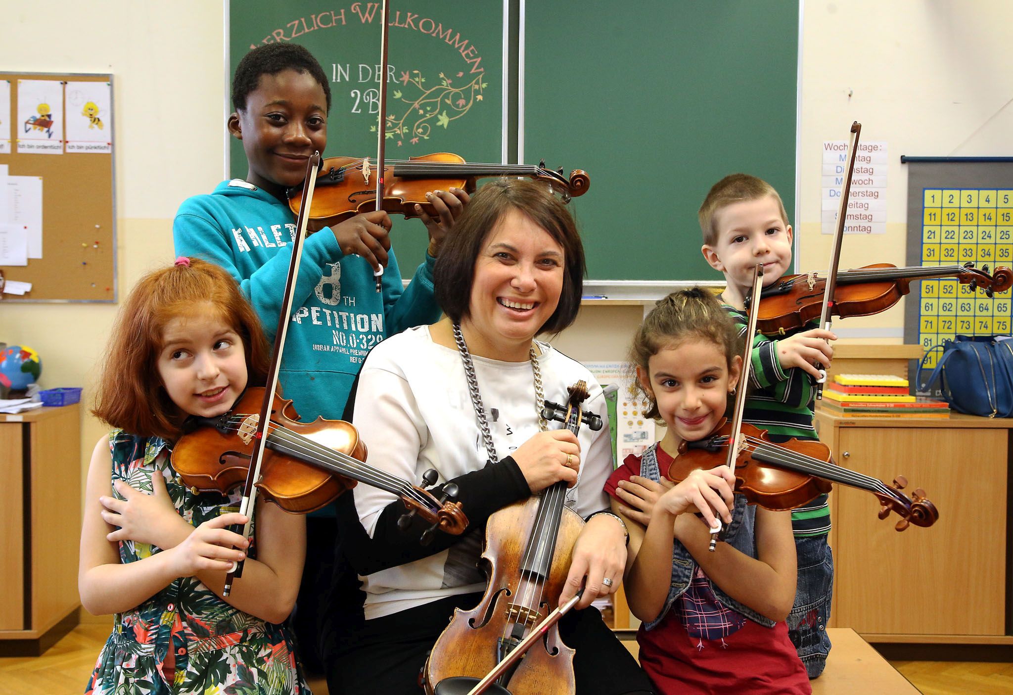 . Bambini delle scuole elementari con violini e Co .