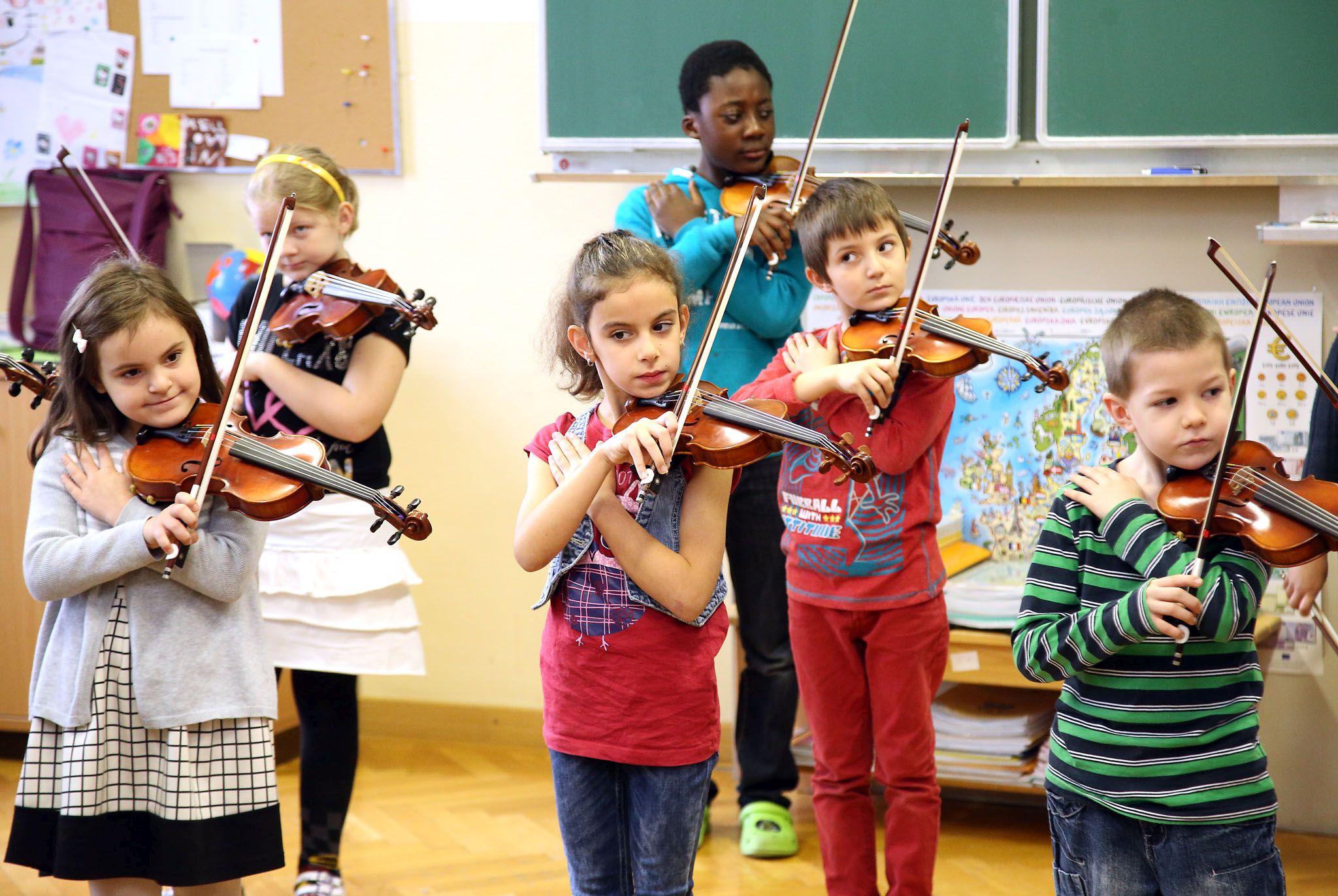 . Bambini delle scuole elementari con violini e Co .