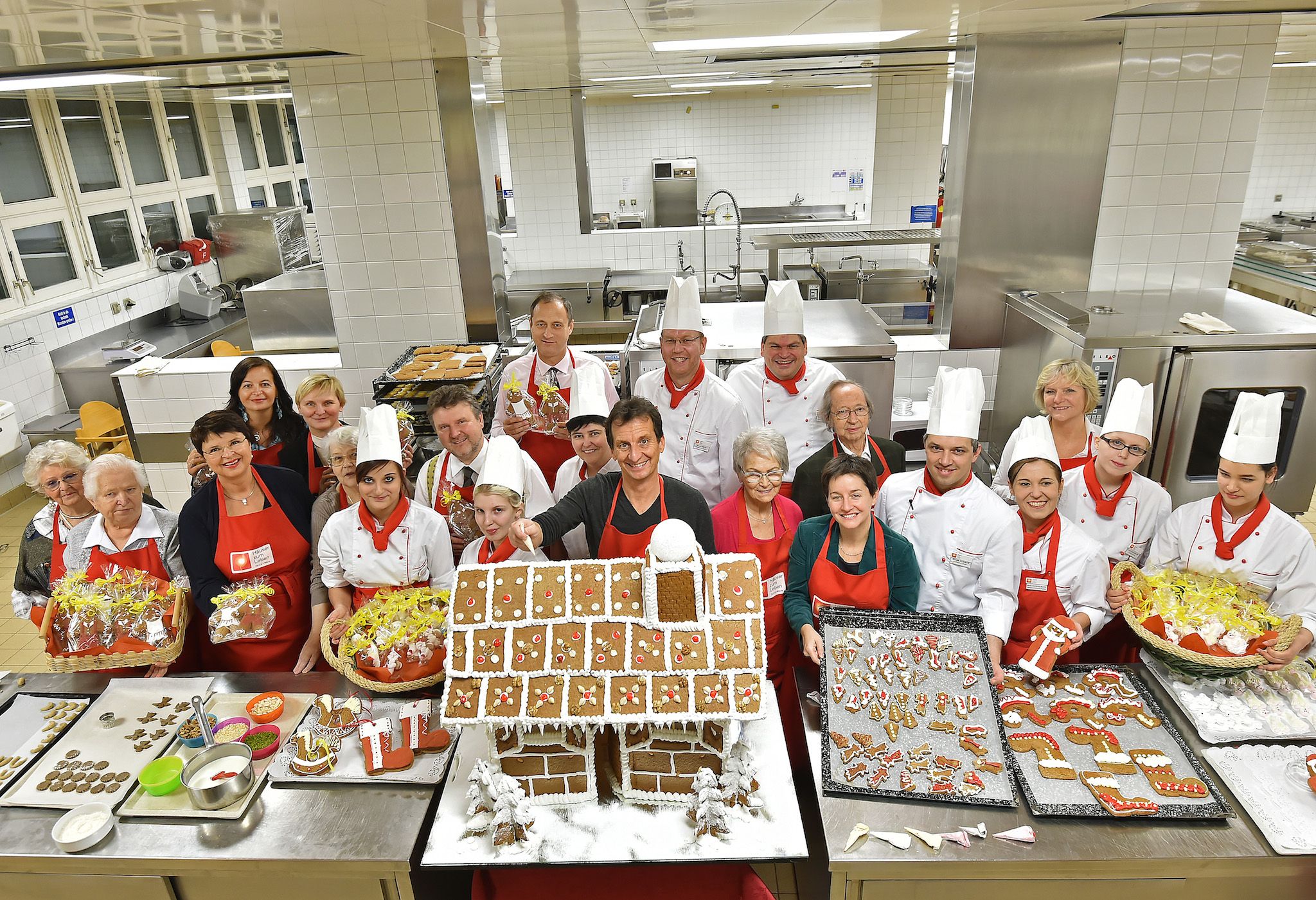 . Impastare modellare decorare I consiglieri comunali preparano i biscotti di Natale con i residenti e gli apprendisti del KWP .