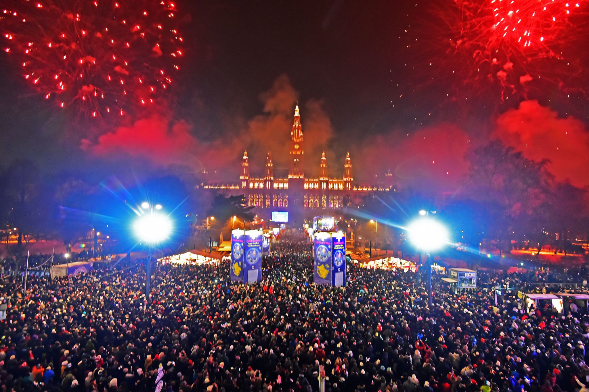 . Capodanno nel centro di Vienna 620000 visitatori hanno festeggiato pacificamente il 25° percorso di Capodanno .