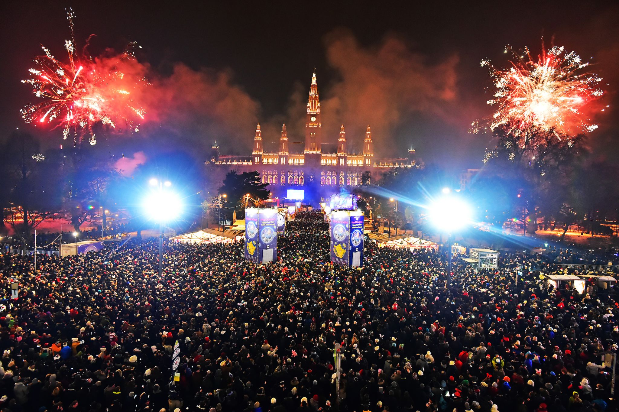 . Capodanno nel centro di Vienna 620000 visitatori hanno festeggiato pacificamente il 25° percorso di Capodanno .