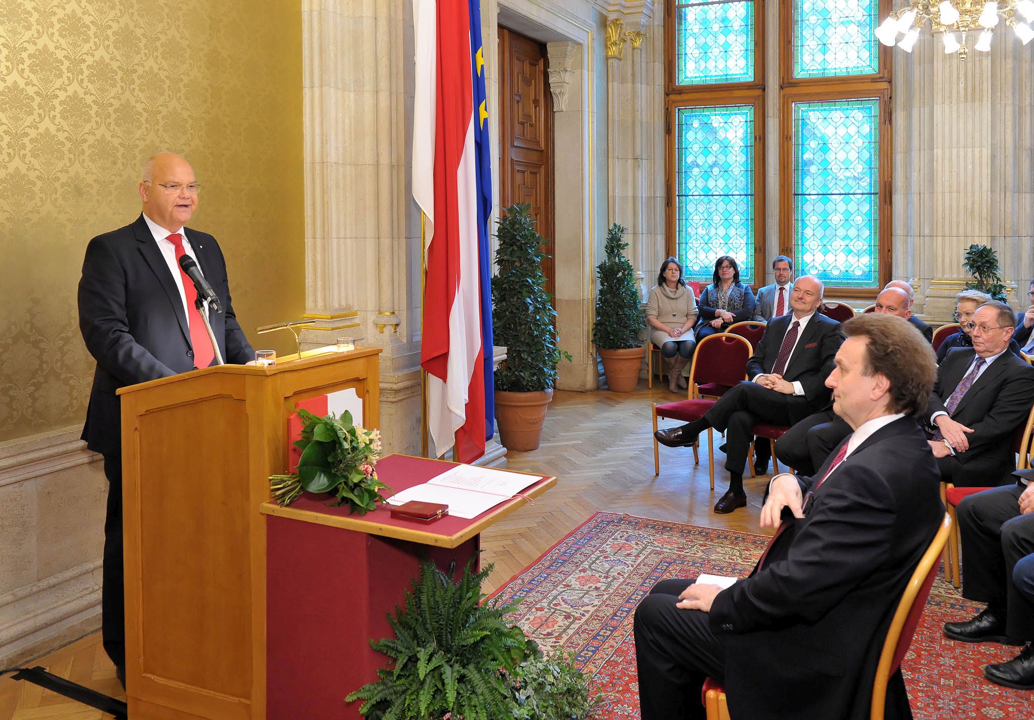 . Landtagspraesident Kopietz Honors Consigliere commerciale Joerg Schierin .