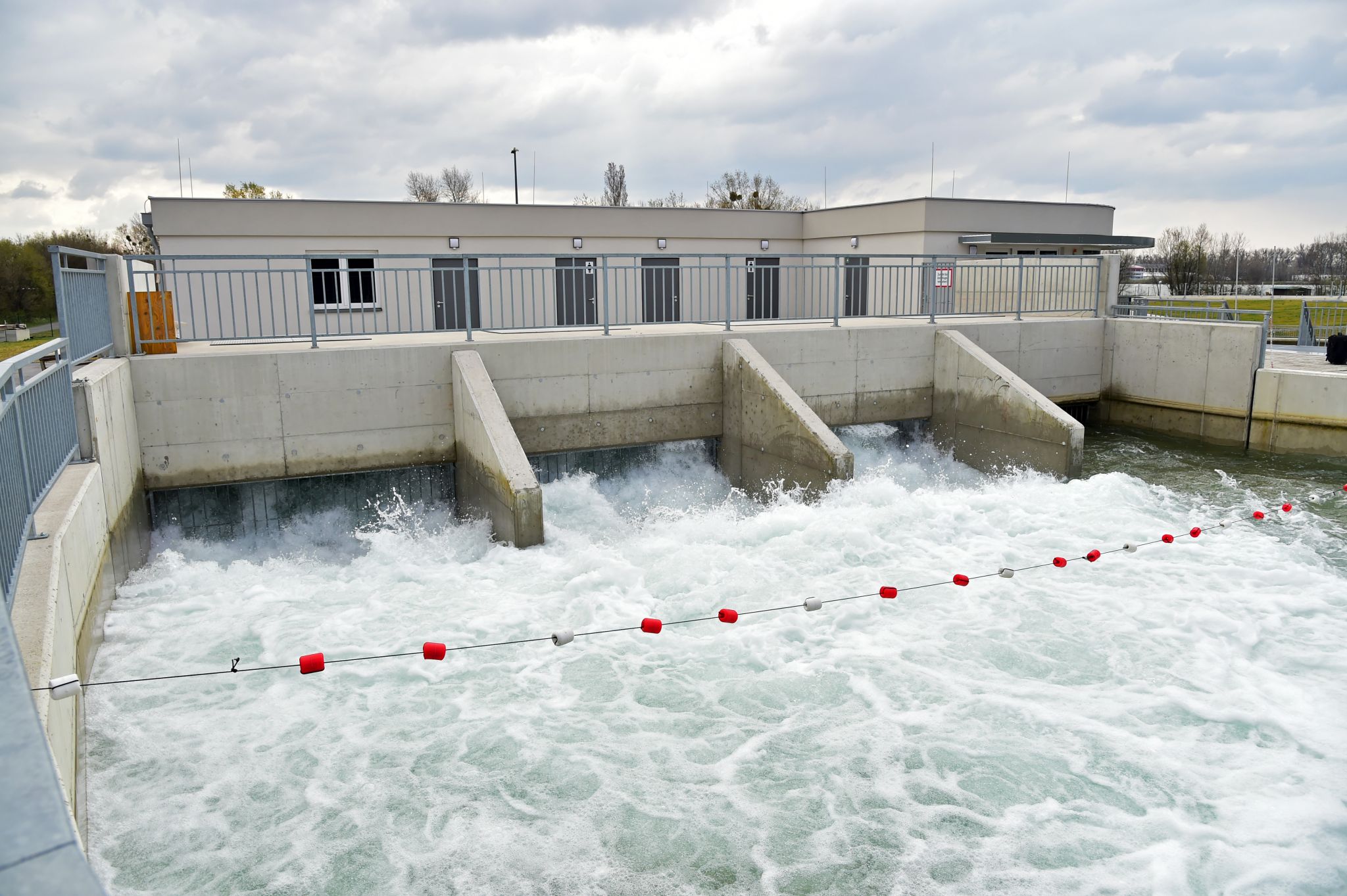 . stadtUNknown  Arena degli sport acquatici di Vienna .