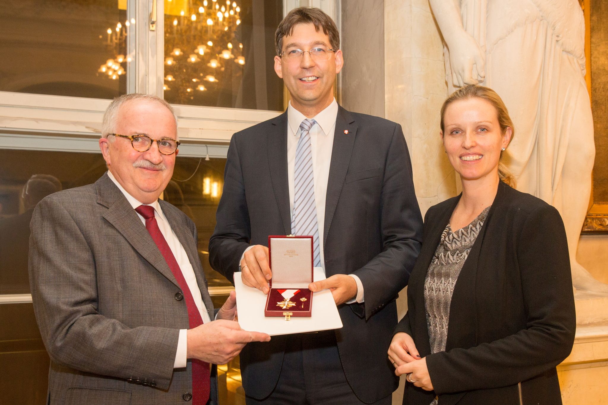 . Consegna della Medaglia d'Oro al Merito dello Stato di Vienna al Consigliere Distrettuale in pensione Karl Ertler .